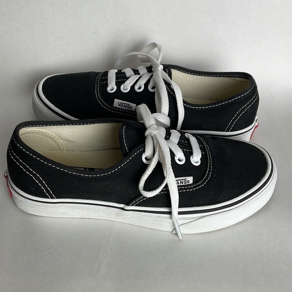 VANS•BLACK•CLASSIC LACE UP• WOMENS 5.5 MENS 4 - Picture 2 of 7